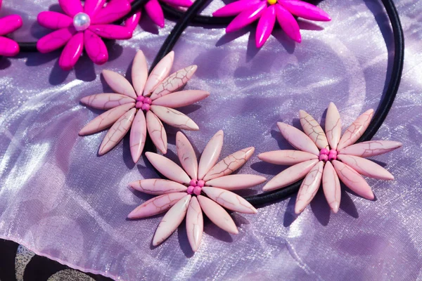 Pembe çiçek şeklinde Kolyeler — Stok fotoğraf