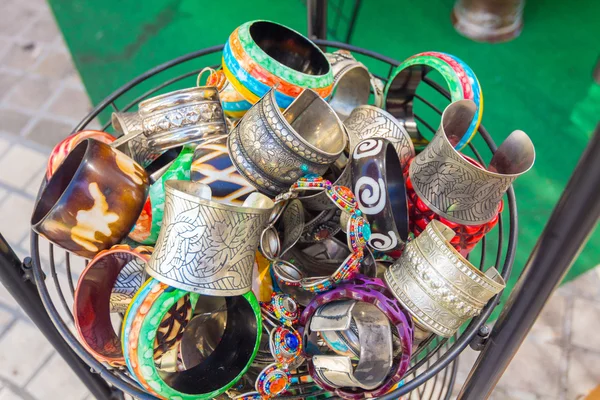 Pulseras brillantes y brazaletes para las mujeres — Foto de Stock