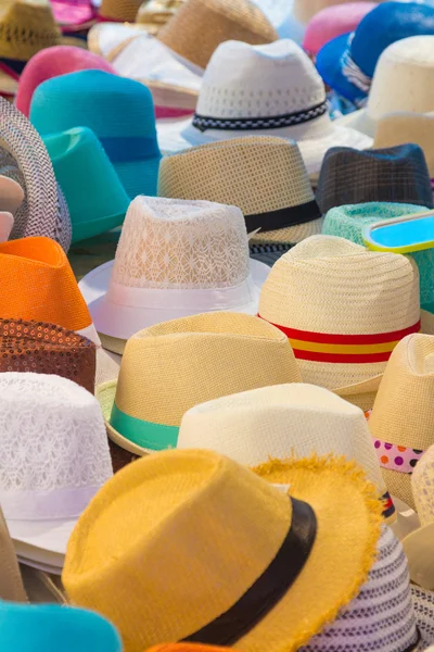 Veel hoeden van alle kleuren voor de zomer — Stockfoto
