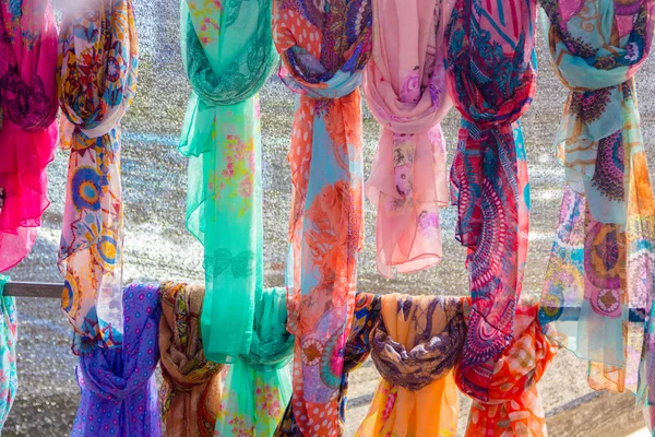 Foulard scarves 的许多颜色和图案 — 图库照片