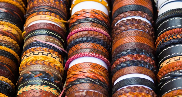 Lederen Armbanden met verschillende vormen en kleuren — Stockfoto