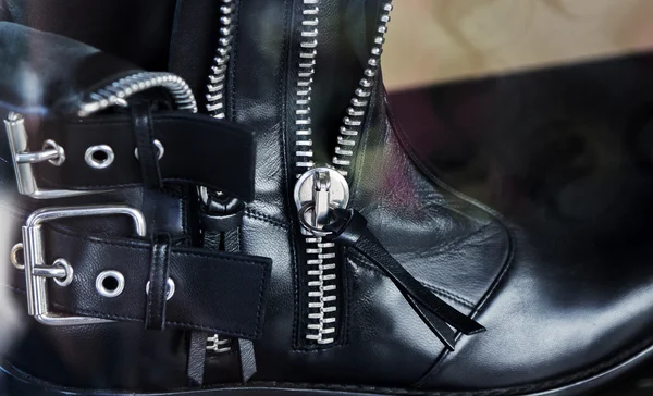 Detalle de botas de cuero negro con cremalleras y correas —  Fotos de Stock