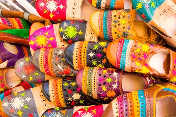 Sandalen van verschillende kleuren — Stockfoto
