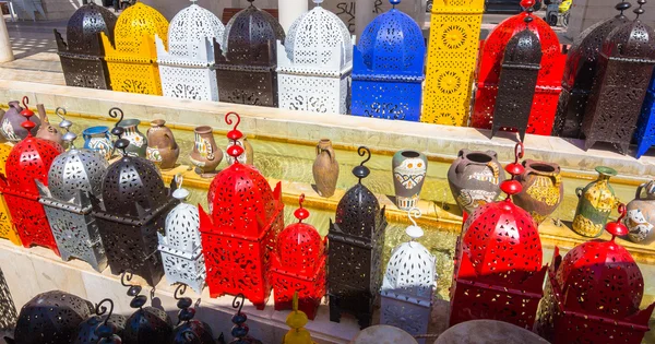 Lâmpadas de ferro estilo árabe rascunho de cores bonitas — Fotografia de Stock