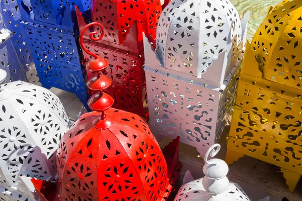 Arrière-plan lampes de fer style arabe tirant d'eau de jolies couleurs — Photo