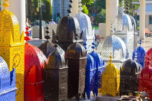 Lâmpadas de ferro estilo árabe rascunho de cores bonitas — Fotografia de Stock