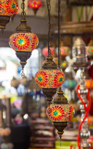 Belas lâmpadas coloridas estilo árabe de decoração — Fotografia de Stock