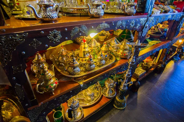 Glas und keramische Ornamente typische Kupferarabs — Stockfoto