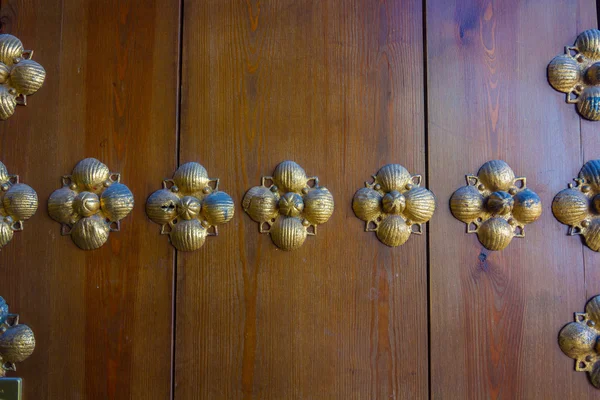 Sfondo ottone hardware su vecchia porta di legno — Foto Stock