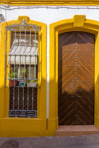 Porta de entrada antiga para a habitação — Fotografia de Stock