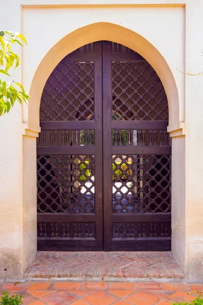 Arabesque stijl antieke deur toegang — Stockfoto