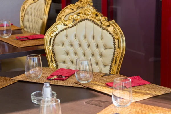 Restaurant Tische antiken französischen Stil Palast mit Besteck zubereitet — Stockfoto