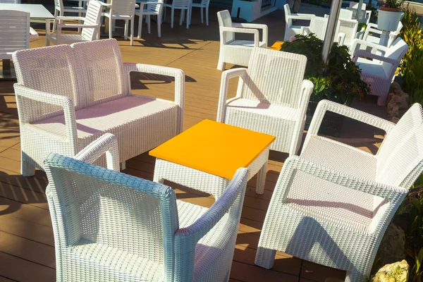 Λευκές καρέκλες με πορτοκαλί πίνακα στο δρόμο για αναψυκτικά — Φωτογραφία Αρχείου