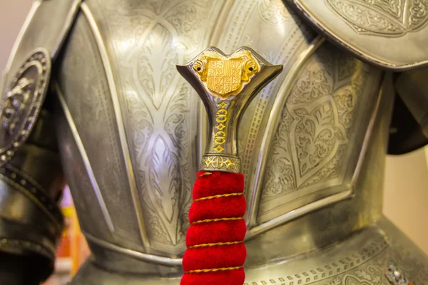 Detal średniowieczną zbroję oraz miecz uchwyt — Zdjęcie stockowe