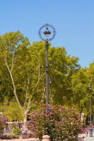 Oude straat lamp van de Real Alcázar van Sevilla, Spanje — Stockfoto