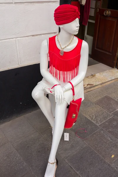 Maniquí traje blanco y turbante rojo —  Fotos de Stock