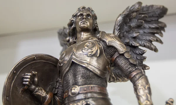 Kalkan ve kanatlar ile melek heykel — Stok fotoğraf