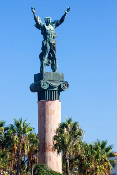 Spiżowa statua nagi człowiek pod wiatr — Zdjęcie stockowe