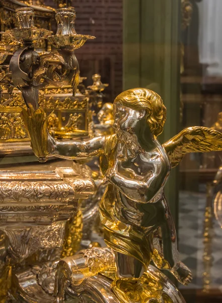 Silber und Gold Statue des Engels — Stockfoto