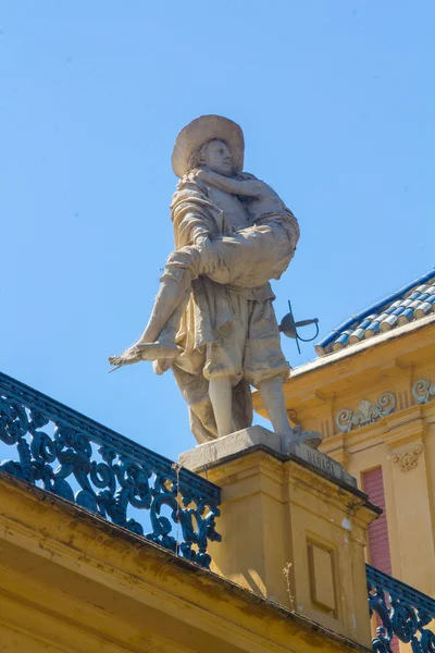Bir adamın yaralı koluma ile beyaz taş heykel — Stok fotoğraf