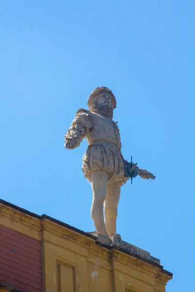 Scultura in pietra bianca di un uomo con spada — Foto Stock