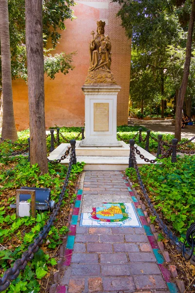 Gartenstatue des Schutzpatrons von Malaga, virgen de santa mar — Stockfoto