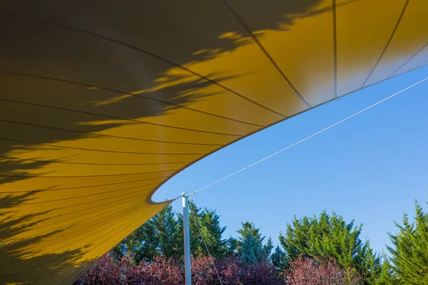 Bir parkta gölgelendirmek için çadır — Stok fotoğraf
