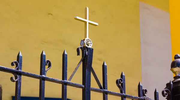 Christian cross on iron fence. — Stock Photo, Image
