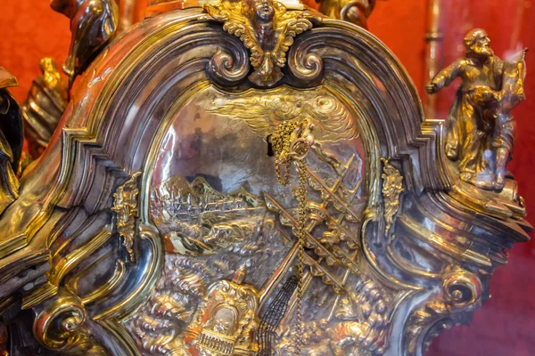 Серебро и золотой шкаф для хранения религиозных реликвий — стоковое фото