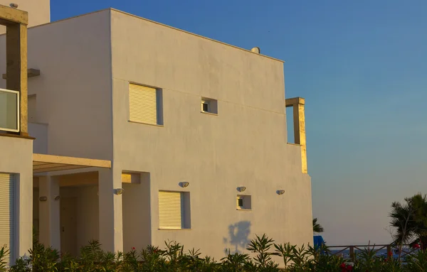 Cor casa moderna branca no por do sol — Fotografia de Stock