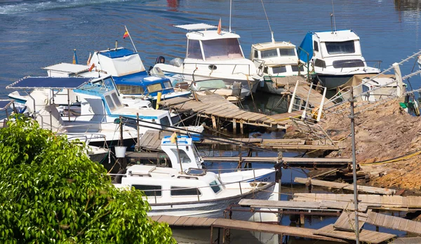 Pequenos barcos de pesca no cais velho — Fotografia de Stock