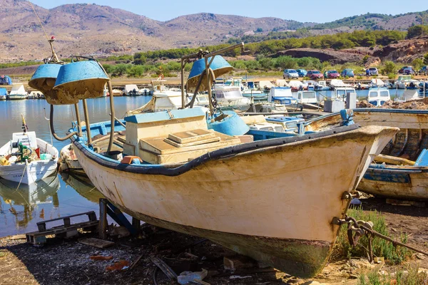 Vecchia pesca in barca abbandonata e rotta — Foto Stock