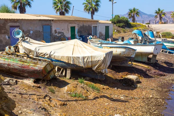 Gamla övergivna och trasiga båt fiske — Stockfoto