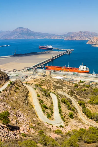 Stora tankfartyg i en hamn vid ett berg — Stockfoto