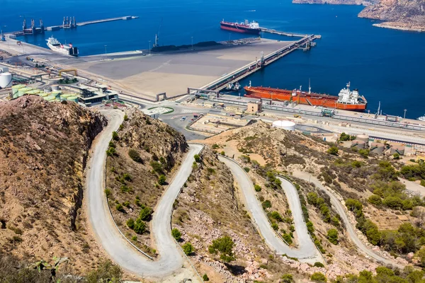 Stora tankfartyg i en hamn vid ett berg — Stockfoto