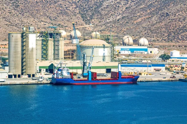 Grande carga de barco ao lado de uma refinaria — Fotografia de Stock