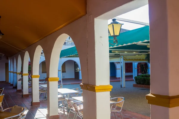 Veranda mit Bögen typisch andalusischen — Stockfoto