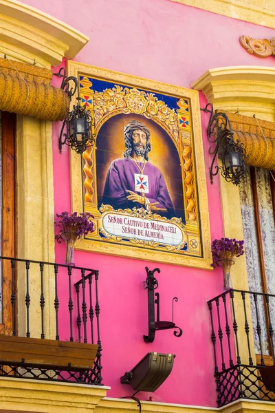 Almerya 'nın medinaseli İsa Lordu ile güzel pembe bir ev