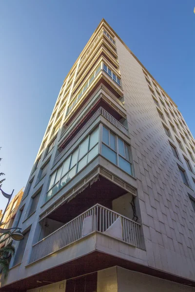 Edifício residencial em perspectiva com céu azul — Fotografia de Stock