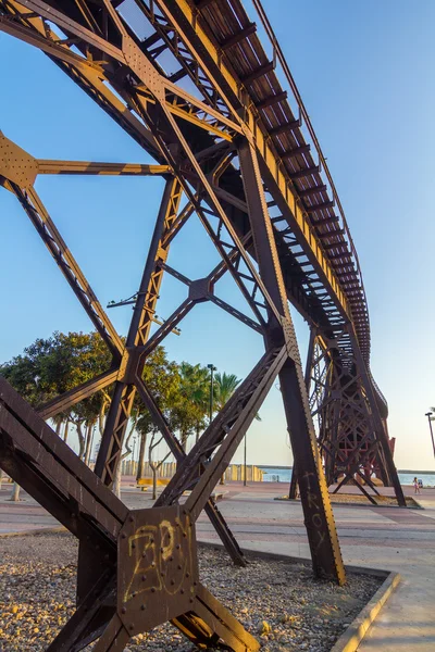 Estrutura de ferro velho para transportar minerais para louvar barcos almeria — Fotografia de Stock