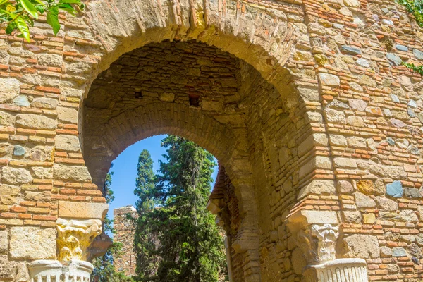 Malaga İspanya 'daki ünlü La Alcazaba' nın antik tuğla geçit kapısı.