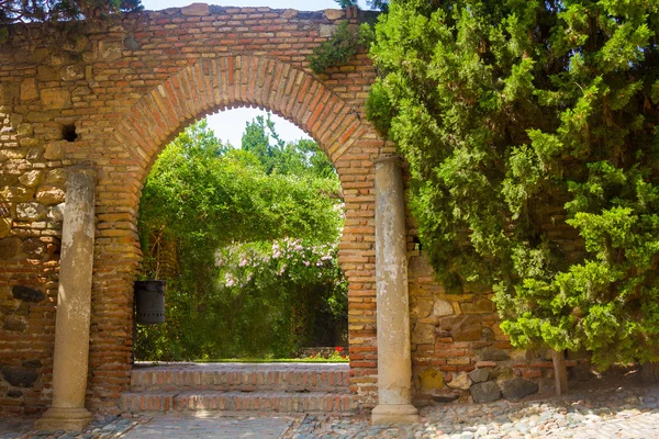 Ancienne porte de passage en brique dans la célèbre Alcazaba à Malag — Photo