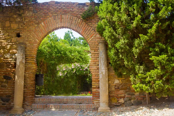 Staré cihlové chodby dveře v slavné La Alcazaba v Malag — Stock fotografie