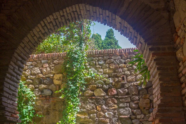 Porta de passagem de tijolo antigo no famoso La Alcazaba em Malag — Fotografia de Stock