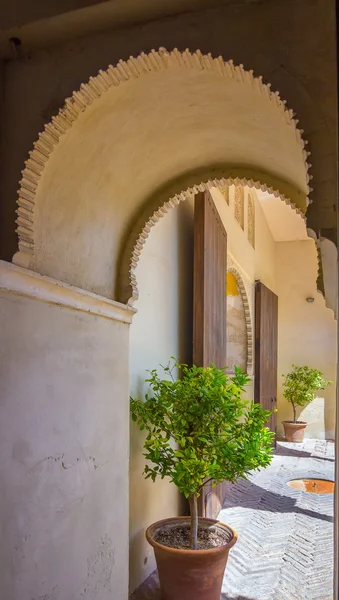 Ancient brick passageway door in the famous La Alcazaba in Malag — Stock Photo, Image