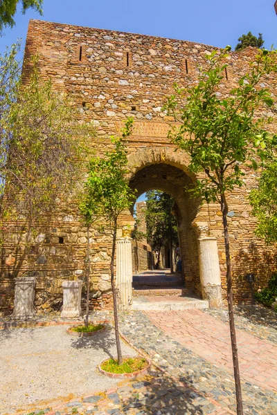 Porta de passagem de tijolo antigo no famoso La Alcazaba em Malag — Fotografia de Stock