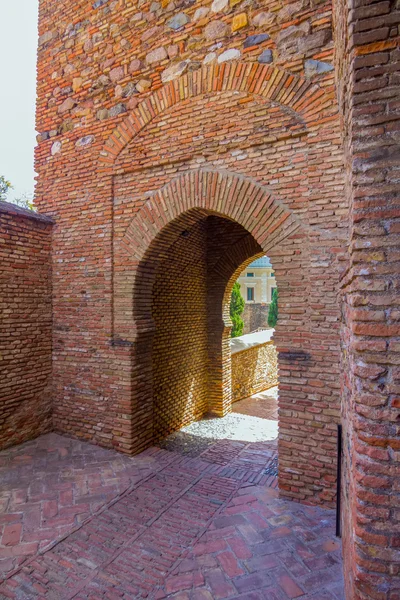 Antigua puerta de entrada de ladrillo en la famosa La Alcazaba en Malag —  Fotos de Stock