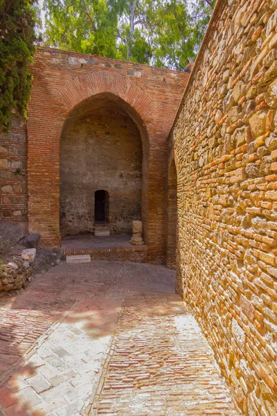 Porta de passagem de tijolo antigo no famoso La Alcazaba em Malag — Fotografia de Stock