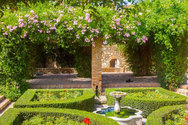 Patios y jardines del famoso Palacio de la Alcazaba en M — Foto de Stock