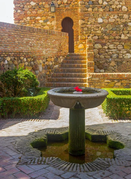 Gårdar och trädgårdar av berömda slotten av Alcazaba i M — Stockfoto